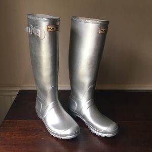 HUNTER tall boots US7 M metallic silver